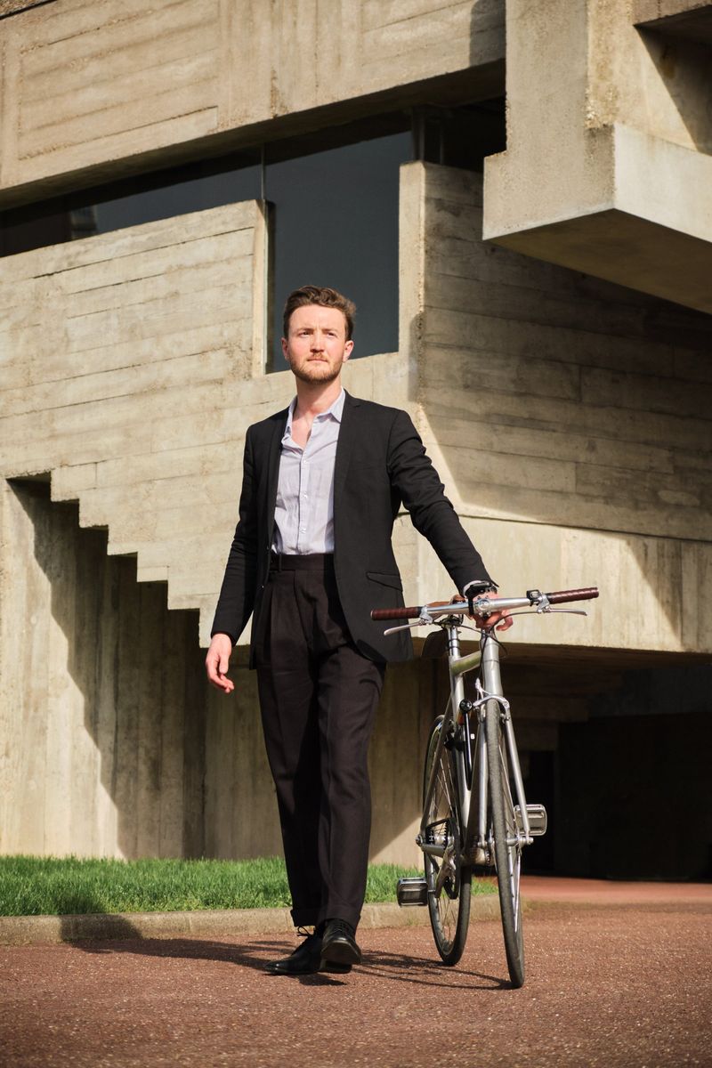Robin, formateur Revit, à côté de son vélo devant un bâtiment de Le Corbusier